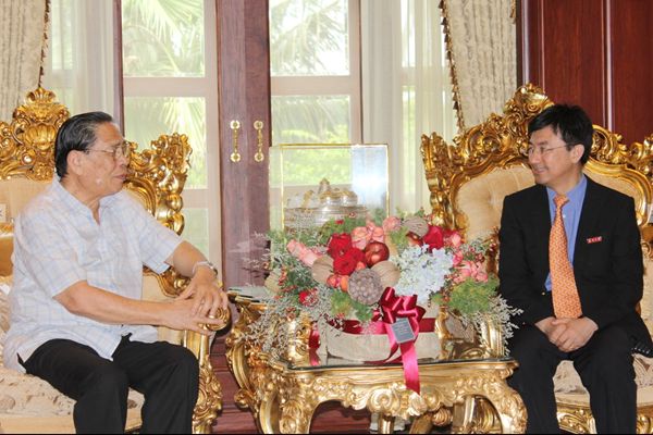 熊思东校长率团访问老挝