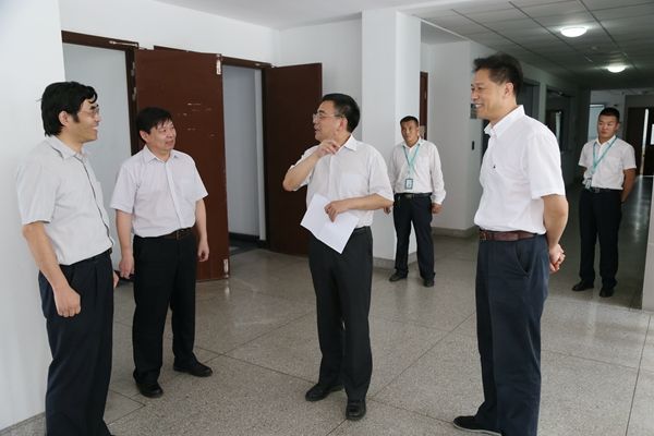 党委副书记、副校长江作军和副校长杨一心带队检查实验室安全工作