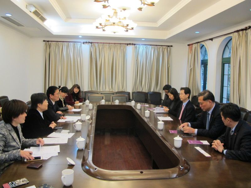 韩国高等教育财团总事务长朴仁国一行访问南京大学